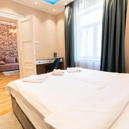 Apartment Black Gate - Quiet In The Heart Of Old Town With Free Private Secured Parking Brasov