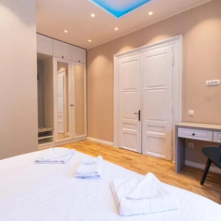 Black Gate - Quiet In The Heart Of Old Town With Free Private Secured Parking Brasov