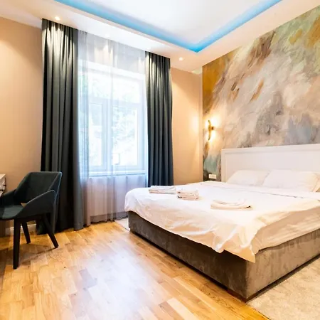 Apartment Black Gate - Quiet In The Heart Of Old Town With Free Private Secured Parking Brasov