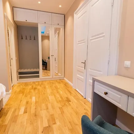 Black Gate - Quiet In The Heart Of Old Town With Free Private Secured Parking Apartment *