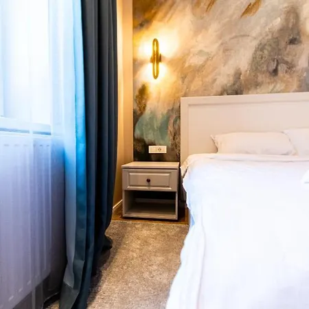 Black Gate - Quiet In The Heart Of Old Town With Free Private Secured Parking Brasov