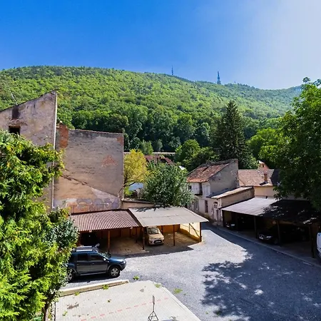 Apartment Black Gate - Quiet In The Heart Of Old Town With Free Private Secured Parking Brasov